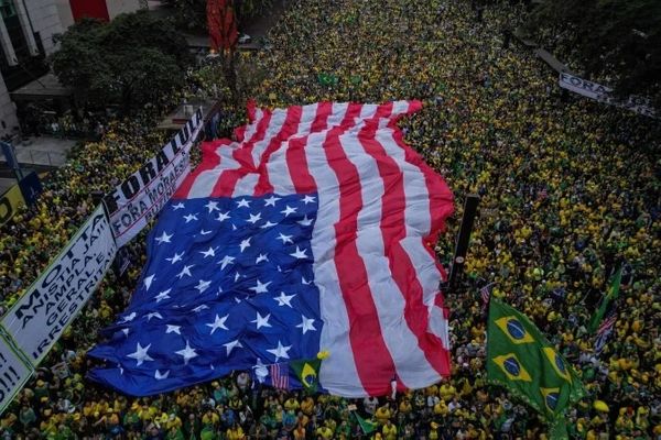 Governador de São Paulo e o Vexame Global do Bandeirão dos Traidores Imagem do artigo