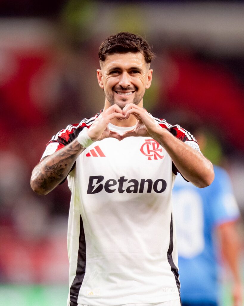 Arrascaeta Disputa o Prêmio Rei da América em 2025: Estrela do Flamengo em Foco