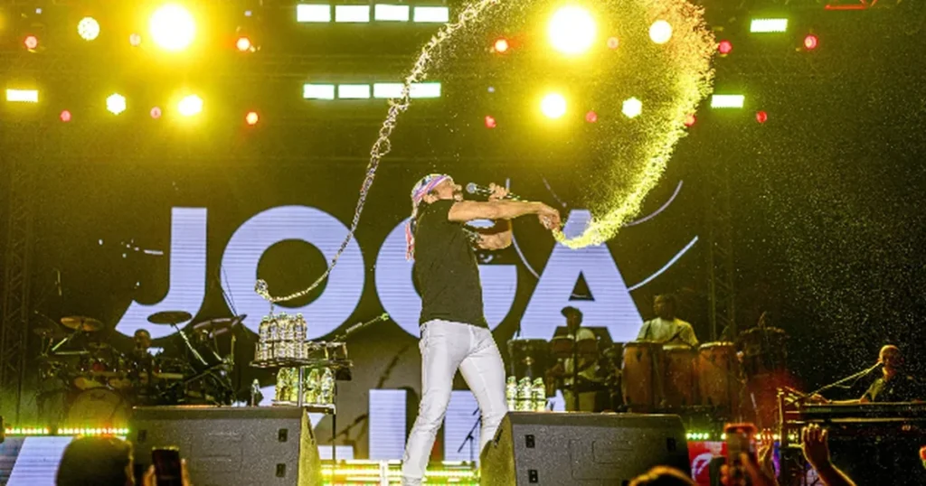 Bell Marques Emociona ao Comprar Produtos de Ambulante Idosa Durante Show