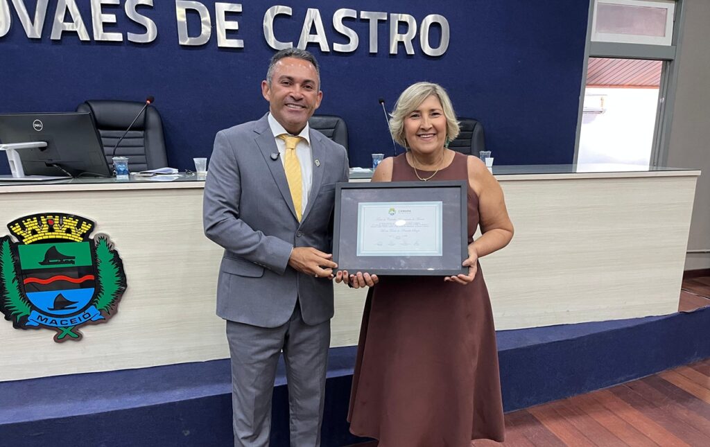Câmara Municipal de Maceió Homenageia Professora com Título de Cidadã Benemérita
