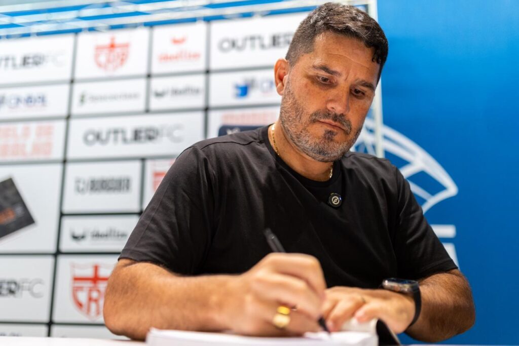 Eduardo Barroca Lança Livro 'Modelo de Trabalho' em Maceió: Um Marco no Futebol