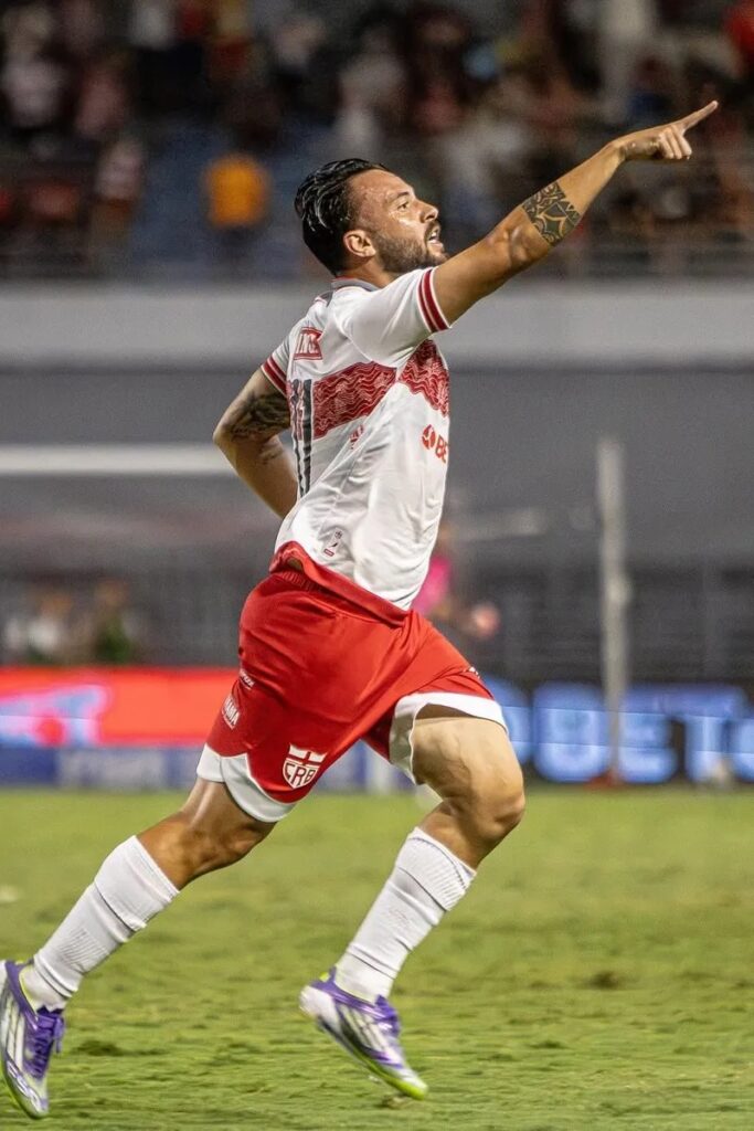 Giovanni deixa CRB e se junta ao Botafogo-PB: Novos Rumos na Carreira