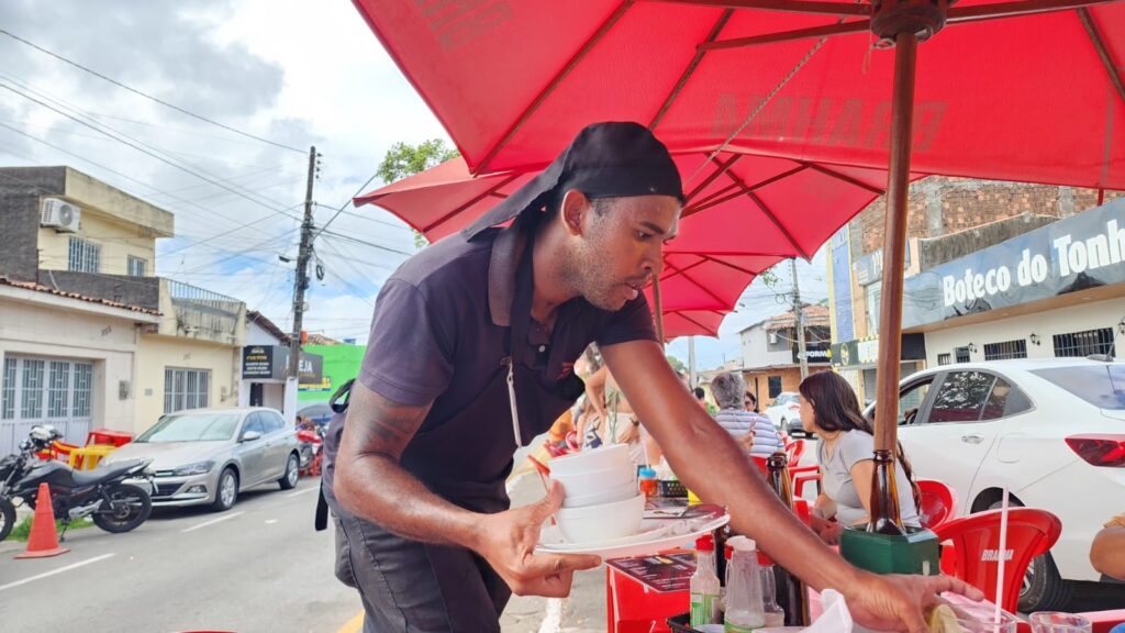 ‘Ligeirinho’: O Garçom que Transformou a Corrida em Atendimento Rápido em Maceió