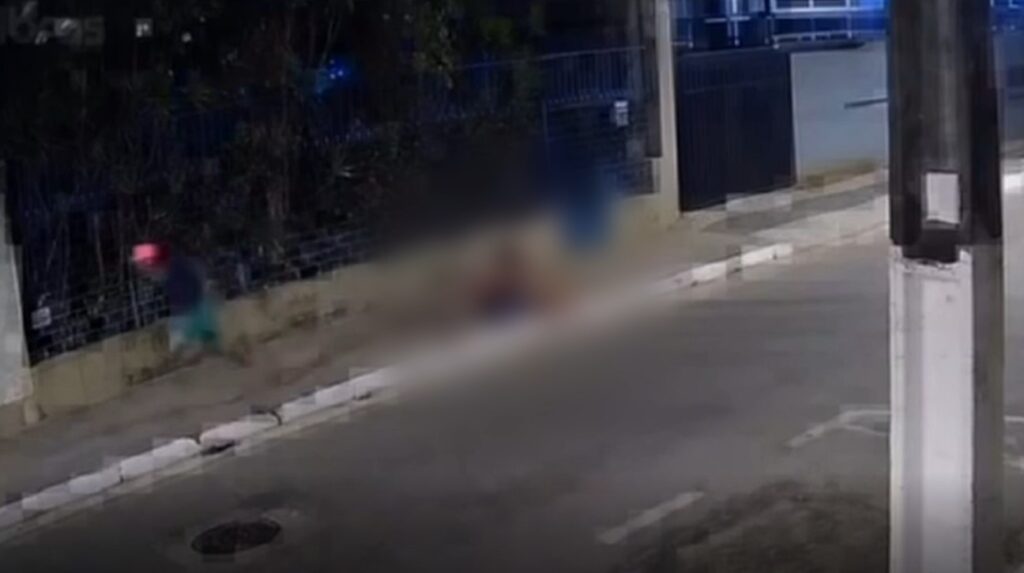 Mulher é assassinada a facadas na Ponta Verde; suspeito é morador de rua