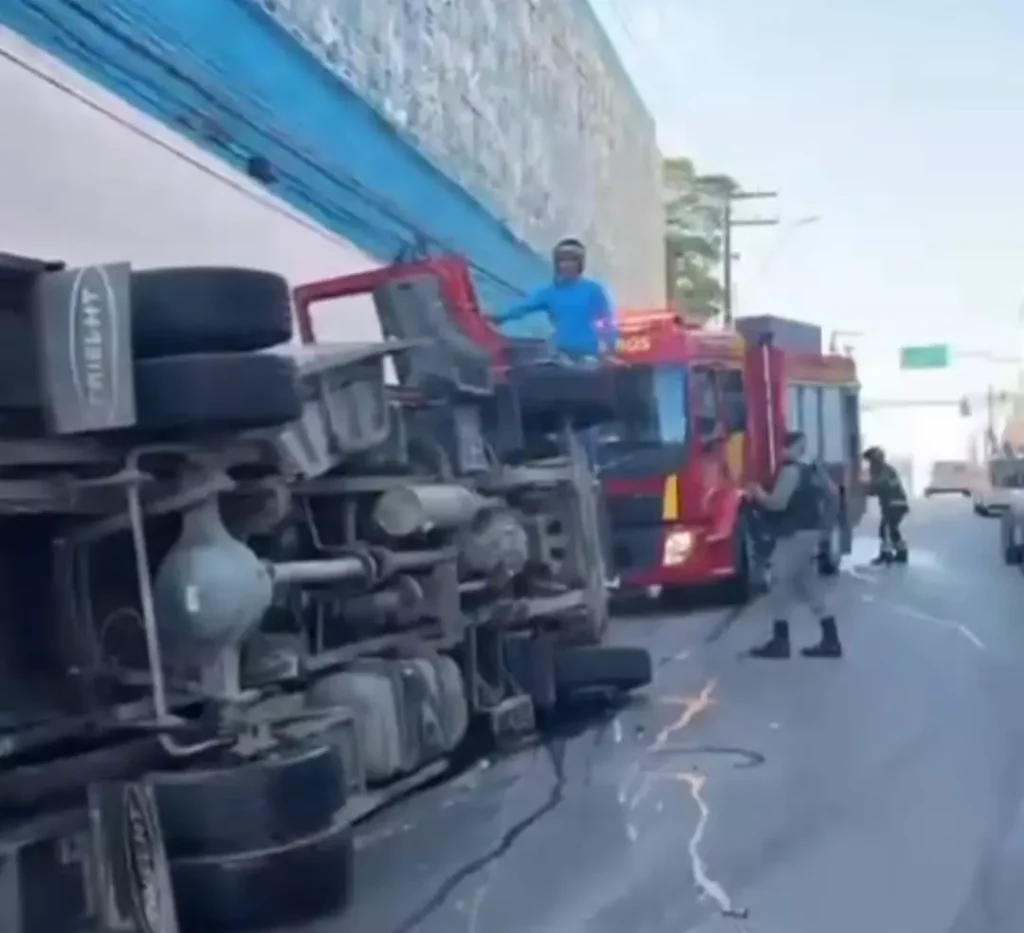 Viatura do Corpo de Bombeiros Tomba em Maceió; Veja Vídeo do Acidente