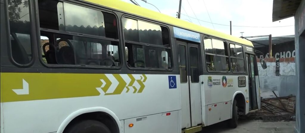 Acidente em Maceió: Ônibus Perde Controle e Atinge Quiosque no Poço