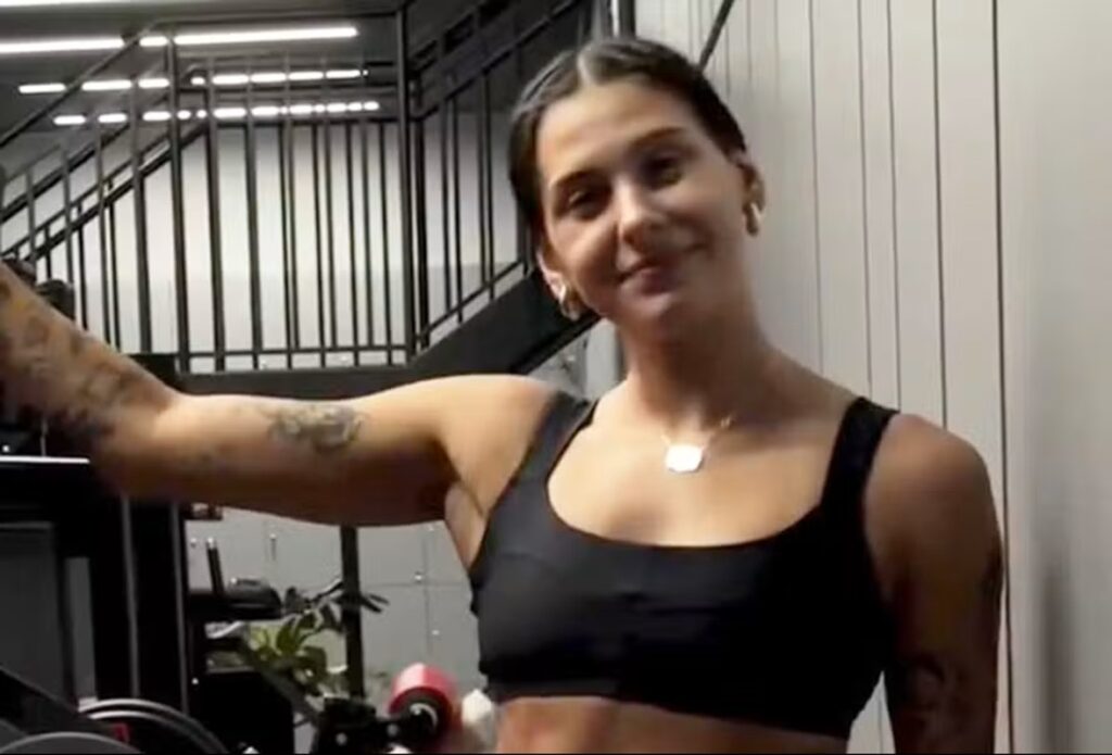 Ana Castela exibe corpo tonificado e reflete: 'Vi um risco no ombro'