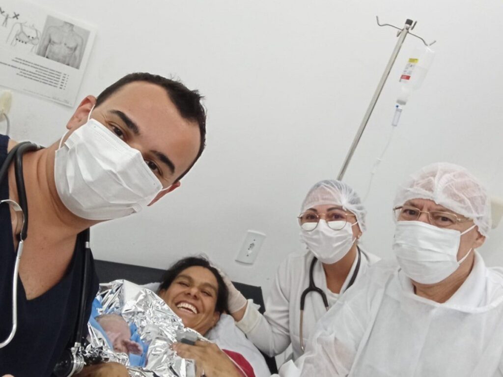 Bebê Nasce em Unidade de Saúde e Recebe Nome do Médico que o Assistiu em Blumenau