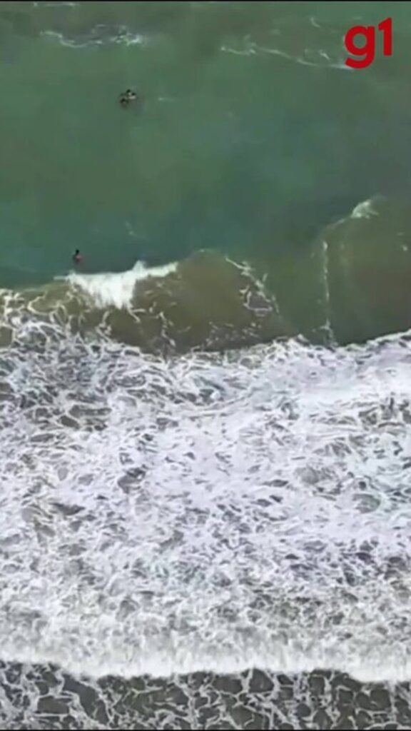 Bombeiros Salvam Adolescente em Afogamento na Praia de Jacarecica, Maceió