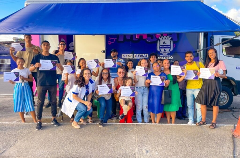 Caminhões-escola do Tech Massa levam cursos gratuitos para Alagoas