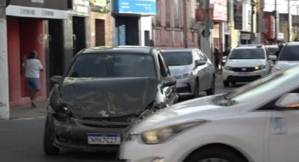 Colisão entre carro e ambulância causa lentidão no centro de Maceió; veja o vídeo