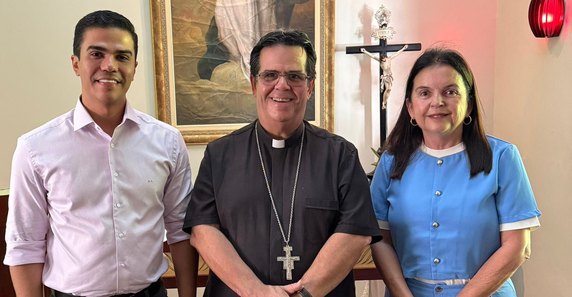 Deputada Fátima Canuto Leva Cabeça de Bagre ao Papa Leão XIV: Um Símbolo da Cultura Alagoana Deputada Fátima Canuto Leva Cabeça de Bagre ao Papa Leão XIV: Um Símbolo da Cultura Alagoana