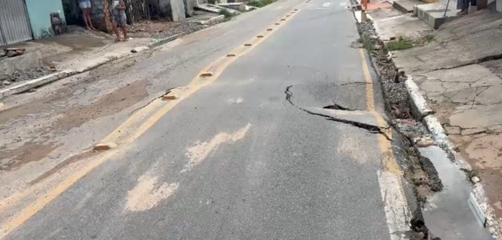 Interdição de Via em Maceió Após Afundamento de Asfalto: Segurança em Risco
