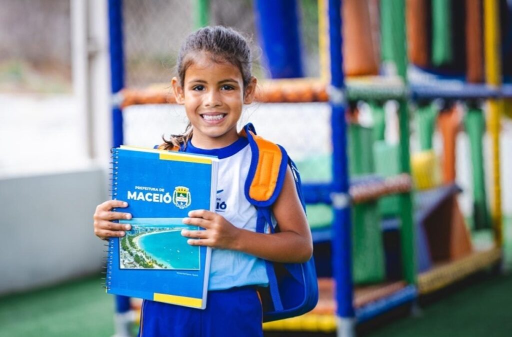 Maceió Distribui 70 Mil Kits Escolares: Um Passo Importante para a Educação
