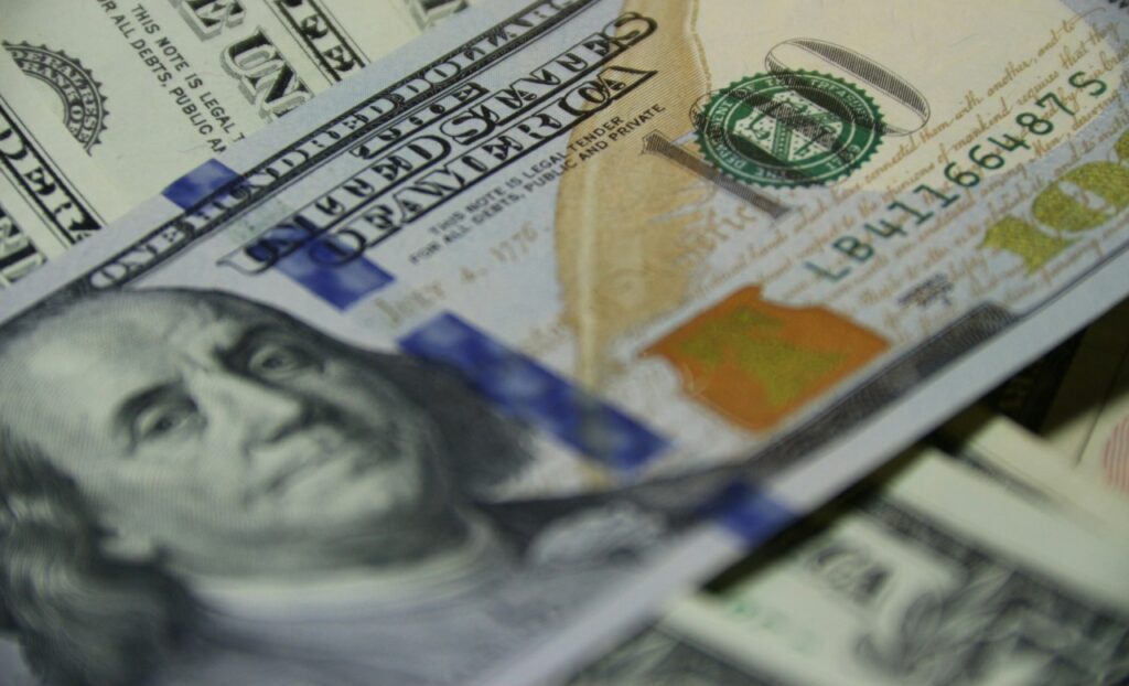 O Impacto da Política Cambial no Preço do Dólar e na Economia Brasileira