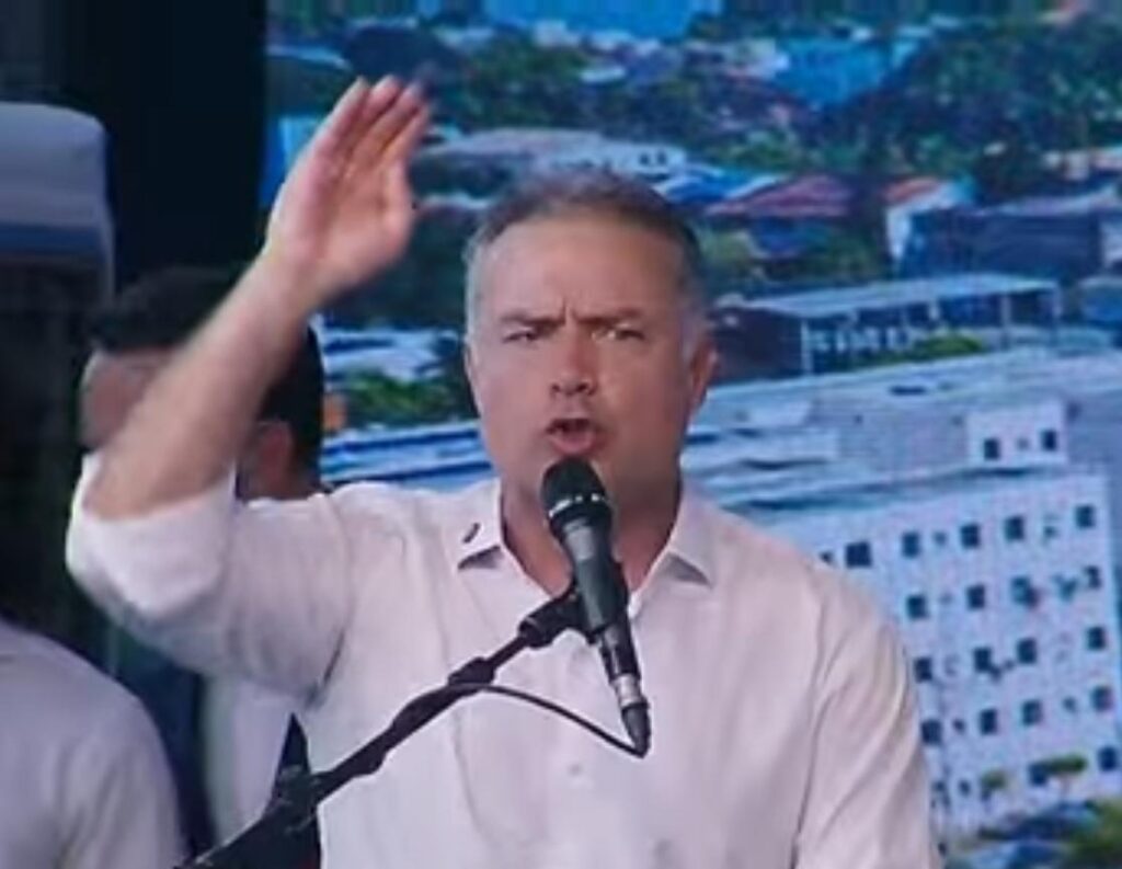 Renan Filho Elogia Governo Lula em Entrega de Casas do Minha Casa, Minha Vida