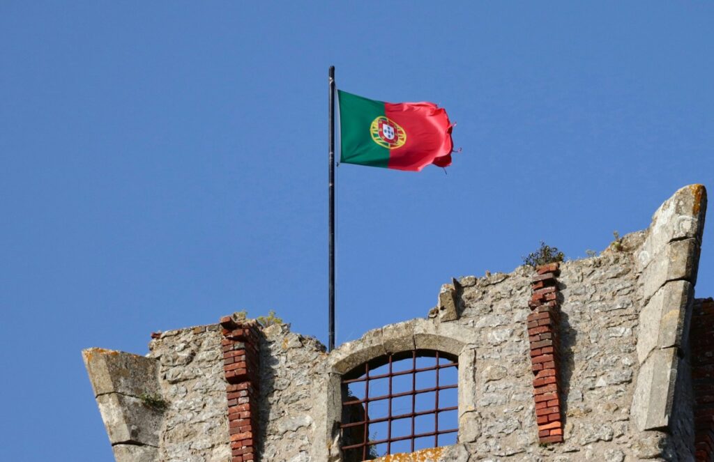 Retrocesso na Política Migratória em Portugal: Um Sinal de Alerta Retrocesso na Política Migratória em Portugal: Um Sinal de Alerta