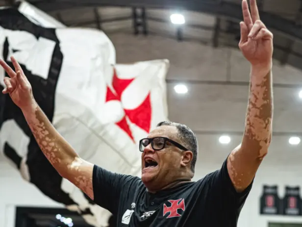 Técnico do Vasco Léo Figueiró Deixa o Comando e Foca em Nova Missão Técnico do Vasco Léo Figueiró Deixa o Comando e Foca em Nova Missão