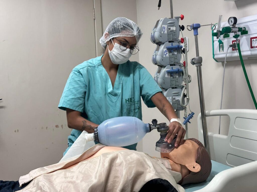 Treinamento sobre Parada Cardiorrespiratória Fortalece Segurança no HEJ Treinamento sobre Parada Cardiorrespiratória Fortalece Segurança no HEJ