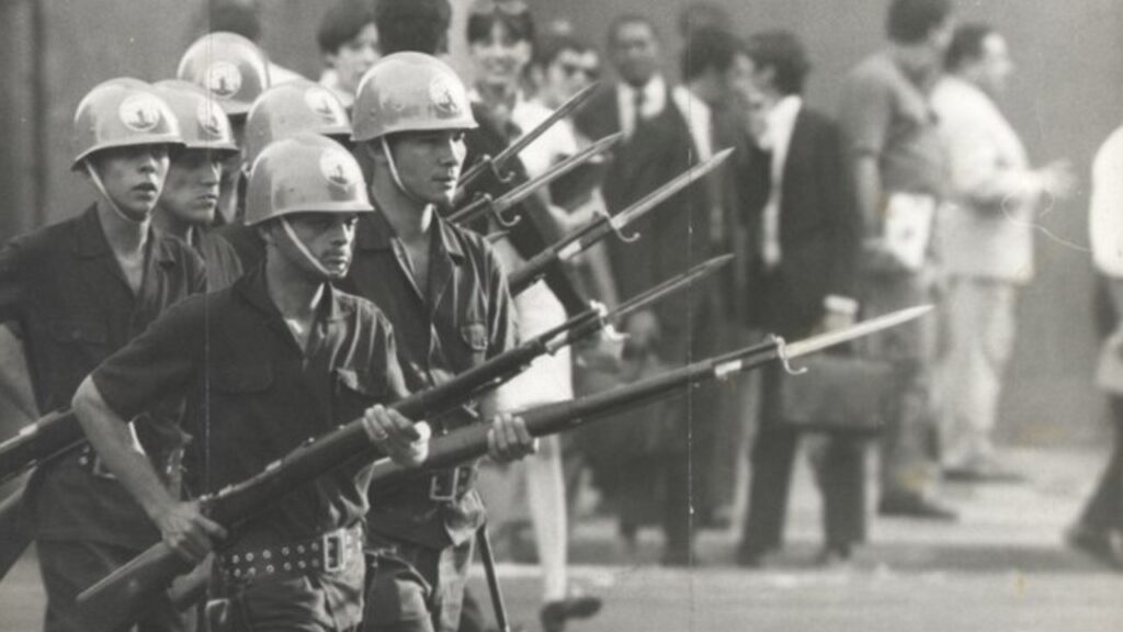 A Política na Ficção: Reflexões e Críticas através da Literatura A Política na Ficção: Reflexões e Críticas através da Literatura