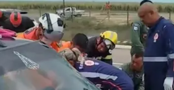 Colisão na BR-101 em Alagoas Deixa Motorista Ferido e Preso entre Carros Colisão na BR-101 em Alagoas Deixa Motorista Ferido e Preso entre Carros