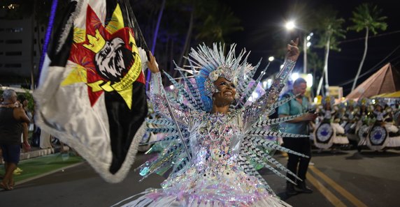 Desfiles de Escolas de Samba Agitam a Orla da Ponta Verde em Maceió Desfiles de Escolas de Samba Agitam a Orla da Ponta Verde em Maceió
