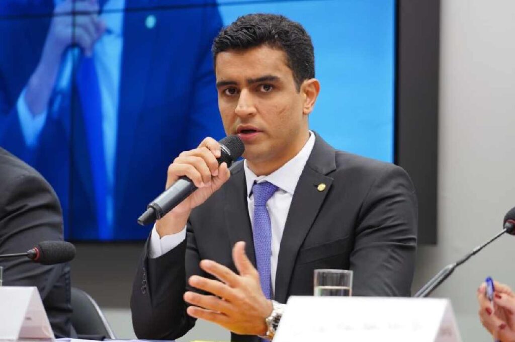 Flávio Bolsonaro estabelece prazo para definir chapa com JHC em Alagoas