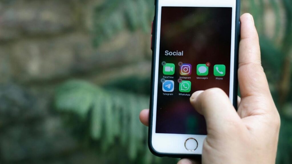 Pesquisa Revela: Brasileiros Evitam Discussões Políticas em Grupos de Família, Mas se Mobilizam em Campanhas Online Pesquisa Revela: Brasileiros Evitam Discussões Políticas em Grupos de Família, Mas se Mobilizam em C