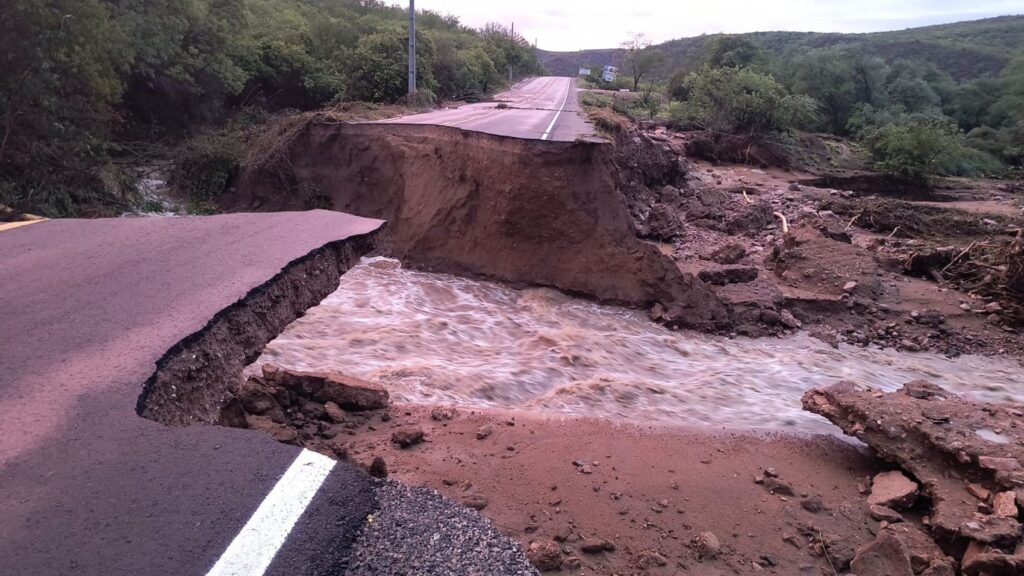Rodovia Desabada na Divisa de Sergipe e Alagoas: Interdição Total Após Chuvas Intensas Rodovia Desabada na Divisa de Sergipe e Alagoas: Interdição Total Após Chuvas Intensas