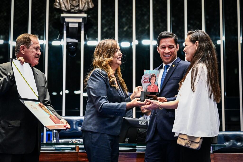 Rodrigo Cunha Homenageia Mãe na Comenda Ceci Cunha e Celebra Legado Feminino na Política Rodrigo Cunha Homenageia Mãe na Comenda Ceci Cunha e Celebra Legado Feminino na Política