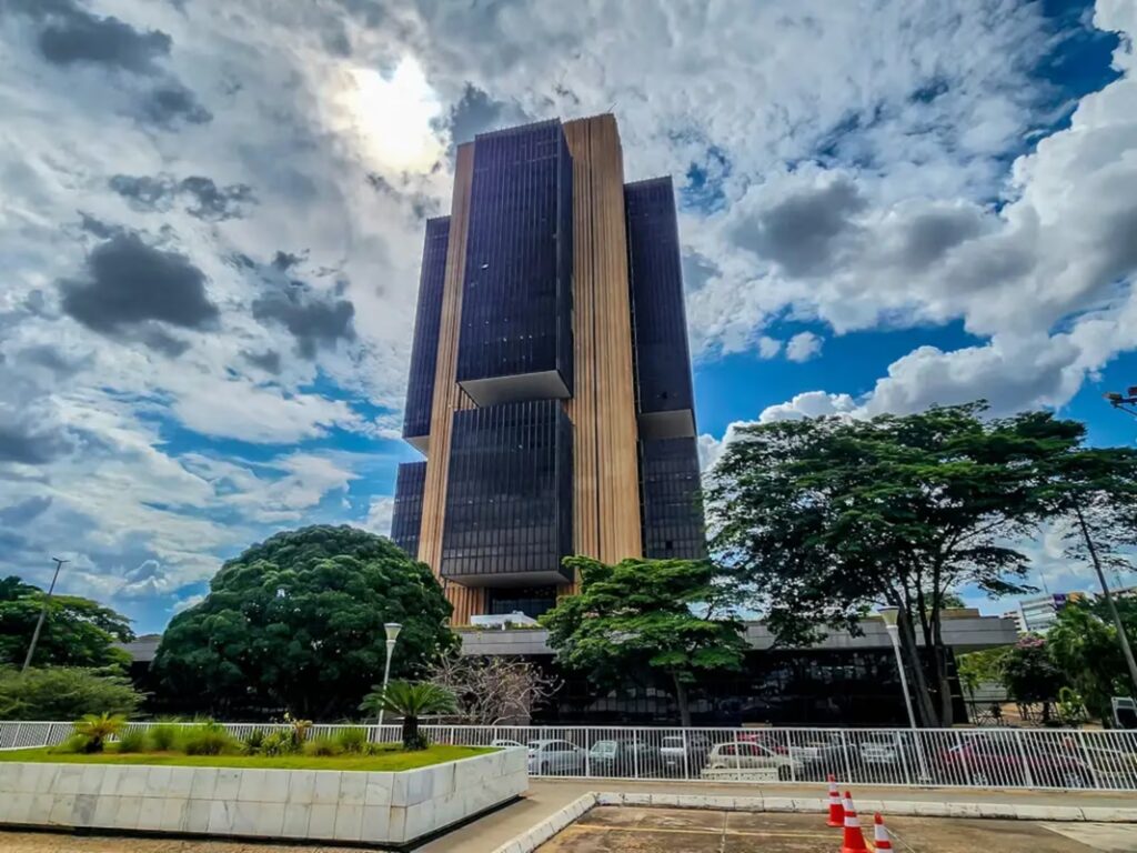 Banco Central Avalia Redução da Selic em Meio ao Conflito no Oriente Médio