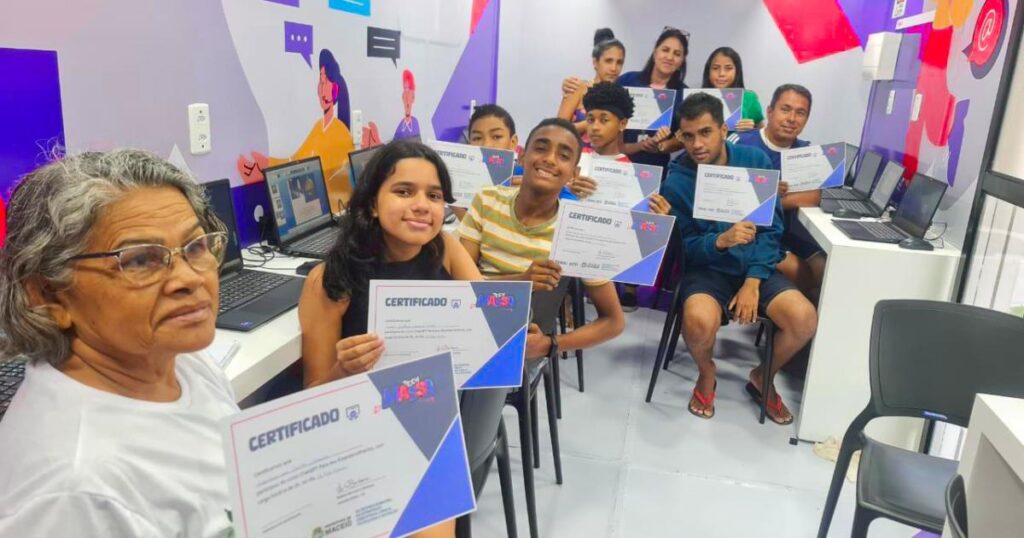 Caminhões-Escola do Tech Massa: Cursos Gratuitos Chegam a Novos Bairros de Maceió Caminhões-Escola do Tech Massa: Cursos Gratuitos Chegam a Novos Bairros de Maceió