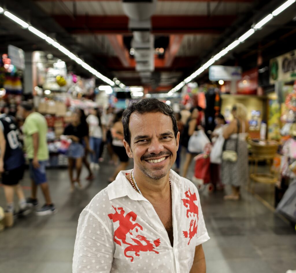 Crítica: 'Gentinha', de Marcelo Moutinho, Revive o Cotidiano Carioca com Lirismo e Humor