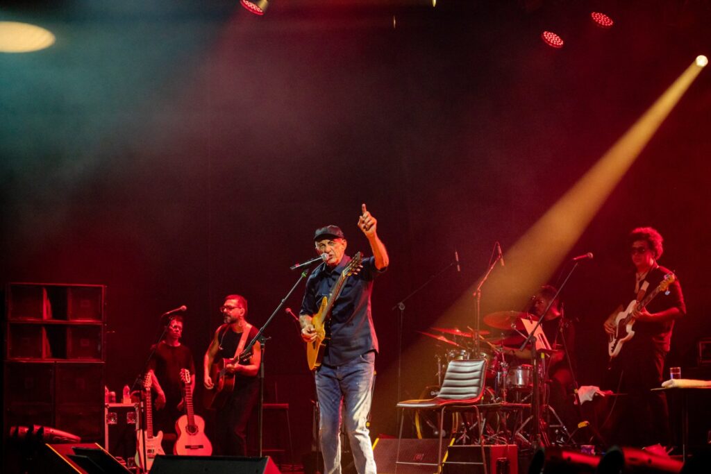 Fagner Encanta o Público e Fecha a Feira da Indústria com Chave de Ouro