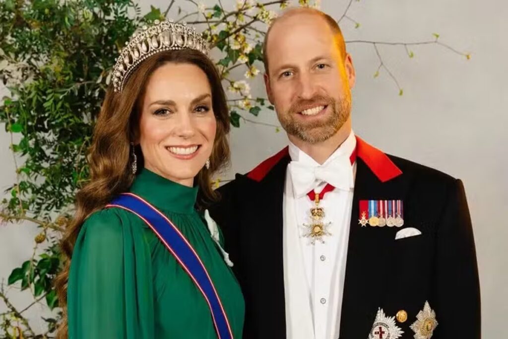 Kate Middleton e Príncipe William Brilham em Retrato com Tiara durante Banquete