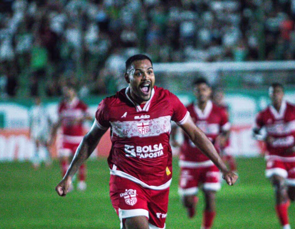 Mikael brilha e marca sexto gol em cinco jogos, decidindo para o CRB