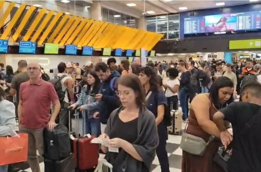 Aeroportos de SP Funcionam Até Meia-Noite para Minimizar Atrasos Após Falha Aérea Aeroportos de SP Funcionam Até Meia-Noite para Minimizar Atrasos Após Falha Aérea