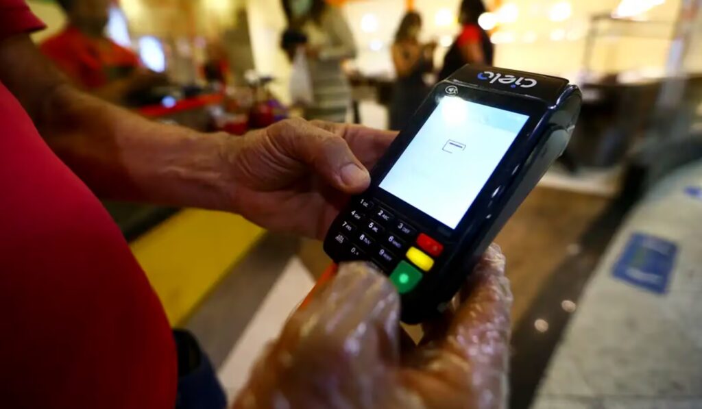 Brasil Enfrenta Alerta Crítico de Inadimplência: Especialistas Analisam Cenário Alarmante