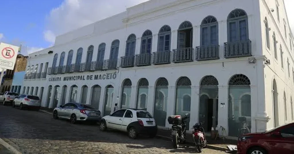Câmara de Maceió: Suplentes e MP Podem Casar Mandatos de Vereadores Infieis Câmara de Maceió: Suplentes e MP Podem Casar Mandatos de Vereadores Infieis