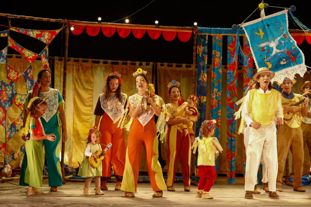 Carroça de Mamulengos: 50 Anos de Tradição no Festival de Curitiba Carroça de Mamulengos: 50 Anos de Tradição no Festival de Curitiba