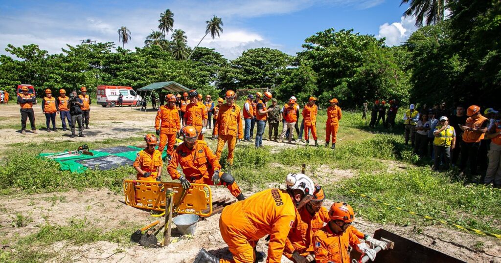 Defesa Civil de Maceió Realiza Simulado de Resgate no Pontal da Barra
