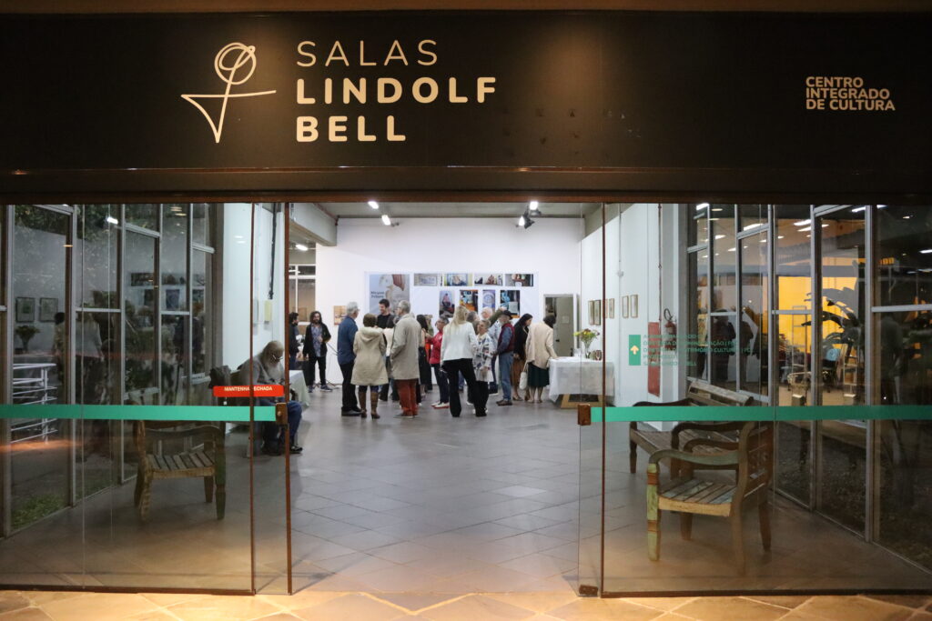 Exposição 'Raízes e Reflexos': Um Mergulho na Arte Catarinense