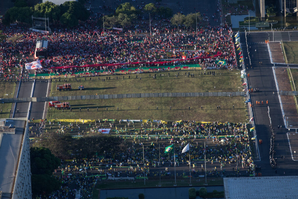 O Legado do Impeachment de Dilma: Polarização Política e Ascensão do Centrão O Legado do Impeachment de Dilma: Polarização Política e Ascensão do Centrão