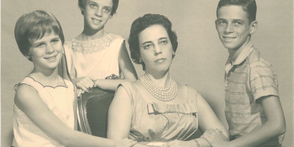 Zuzu Angel: A Maternidade como Arma Política Contra a Ditadura Militar Zuzu Angel: A Maternidade como Arma Política Contra a Ditadura Militar