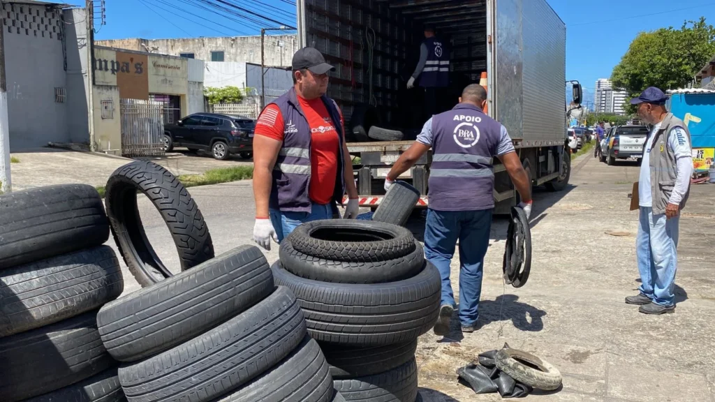 Operação Calçada Cidadã retira 30 pneus e garante acessibilidade em Maceió