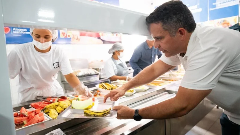Governador Paulo Dantas inaugura 1º Restaurante Popular Alagoas Sem Fome no interior e amplia combat