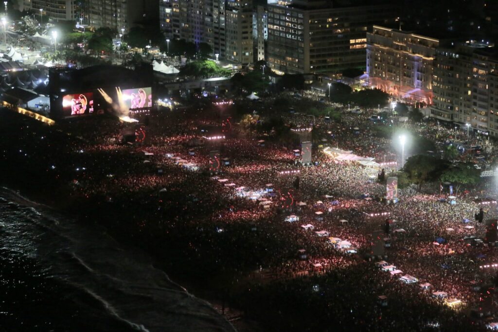 Shakira Arrasa em Copacabana com Show Para 2 Milhões de Pessoas