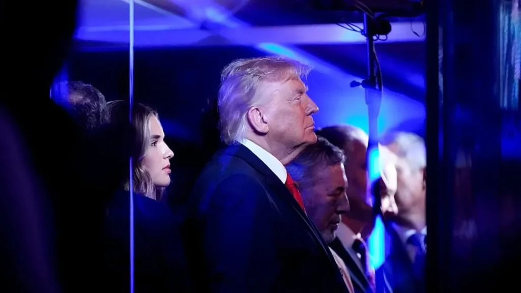 Trump vaiado durante hino nas finais da NBA com segurança reforçada em Nova Iorque Trump vaiado durante hino nas finais da NBA com segurança reforçada em Nova Iorque