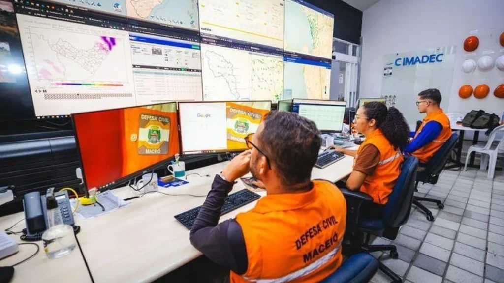 Tecnologia e Monitoramento 24h: Como a Defesa Civil de Maceió Amplia a Prevenção de Riscos