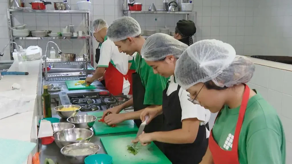 Desemprego cai para 5,6% no Brasil, mas desafios persistem em Alagoas
